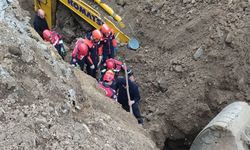 Ortahisar'da Korkutan Dakikalar! Akyazı’daki İnşaat Alanında İş Makinesi Göçük Altında Kaldı: İşte Kurtarma Anları