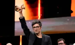 Berlin’de Türk Rüzgarı Değil, Kasırgası! İlker Çatak Altın Ayı’yı, Emin Alper Gümüş Ayı’yı Aldı: Tarih Yazıldı!