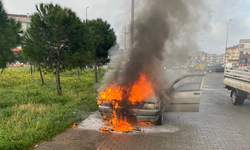 CADDE ORTASINDA ALEV TOPUNA DÖNDÜ! Ayvalık’ta Korku Dolu Anlar: Araç Kullanılamaz Hale Geldi!