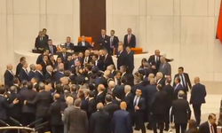 Son Dakika! TBMM'de Tansiyon Yükseldi: Yeni Bakanların Yemin Töreninde Yumruklu Kavga!