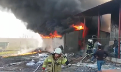 Son Dakika: Diyarbakır Bismil’de Korkutan Fabrika Yangını! Plastik Poşet Fabrikası Alevlere Teslim Oldu!