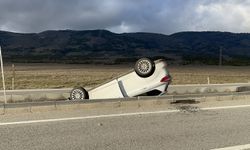 Eskişehir-Sarıcakaya Yolunda Korkutan Kaza! Otomobil Refüje Devrildi: 5 Yaralı Var