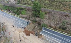 İzmir'de Sağanak Felaketi Yol Çökertti! Selçuk-Aydın Kara Yolu Kapandı: Sürücüler İçin Kritik Uyarı!
