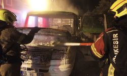 Edremit Cumhuriyet Mahallesi’nde Korkutan Yangın! Park Halindeki Ticari Araç Alev Alev Yandı!