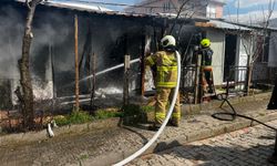 Mahalle Sakinleri Sokağa Döküldü! Edremit’te Yangın Şoku: Ekipler Kısa Sürede Müdahale Etti!
