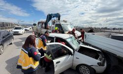 SON DAKİKA: Bandırma Liman AVM Önünde Korkutan Kaza! Park Halindeki Araca Çarptı: Yaralılar Var!