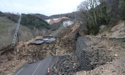 Ordu'da Yol Çöktü, Dev Duvar Yıkıldı! Ünye-Akkuş Yolu Tamamen Kapandı: İşte Heyelan Bölgesinden Görüntüler.