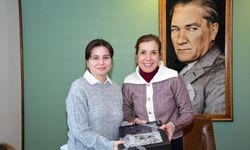 Sındırgı Belediye Başkanı Serkan Sak’ın Eşi Gonca Sak’tan Depremzedelere Moral Ziyareti ve Hediye Desteği