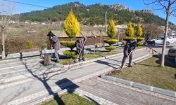Dursunbey Belediyesi Park ve Bahçelerde Temizlik ve Düzen Çalışmalarını Sürdürüyor