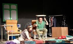 Gömeç’te Tiyatro Coşkusu: “Hangisi Gerçek?” Oyunu Kapalı Gişe Sahnelendi
