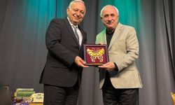 Bandırma’da Nurullah Genç Rüzgarı: "Taşları Yerinden Oynat" Söyleşisi Büyük İlgi Gördü