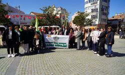 Edremit’te 8 Mart’a Anlamlı Etkinlik: Cumhuriyet Meydanı’nda Tohum Dağıtıldı