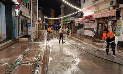 Ayvalık’ta Bayram Temizliği: Meydan ve Caddeler Köpüklü Suyla Yıkandı