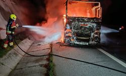 Balıkesir’de Otoyolda Alev Alev Yanan Tır Hurdaya Döndü