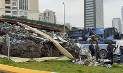 Ataşehir’de Devrilen Hurda Yüklü Kamyon Ulaşımı Felç Etti: Yol Trafiğe Kapandı