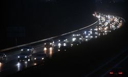 Dönüş Yolunda Büyük Yoğunluk Başladı! Anadolu Otoyolu ve Bolu Dağı Kilitlendi: Ağır Vasıtalara Geçiş Yasağı Geldi!