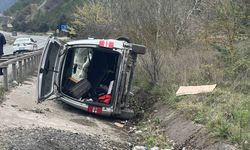 Bilecik'te korkutan kaza! Hafif ticari araç şarampole devrildi: 2 yaralı