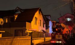 Hamiyet Sokak’ta Yangın Paniği: İtfaiye Ekipleri Alevlere Teslim Olan Çatıyı Söndürdü