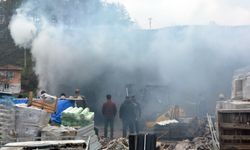 Bolu’da İnşaat Malzemeleri Deposu Alevlere Teslim: İtfaiye Müdahale Etti