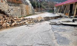 Mersin Mezitli’de Korkutan Heyelan: Evler Zarar Gördü, Yol Yarıldı!