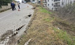 Mudanya’da Korkutan Yol Kayması! Burgaz Mahallesi’nde Dev Yarıklar Oluştu