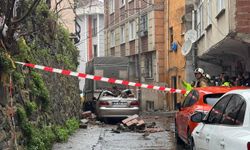 Kağıthane’de Bahçe Duvarı Aracın Üstüne Çöktü! Park Halindeki Otomobil Hurdaya Döndü