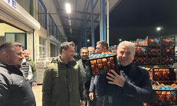 Toptancı Hali'nde sahur mesaisi... Canbey Hal esnafının derdini dinledi