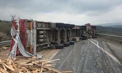 Bursa’da tır devrildi, yol ulaşıma kapandı! Süpürgelik mevkisinde can pazarı