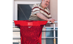 Salih Amca Yine Balkonda: Bu Kez Milli Takım Formasını Astı