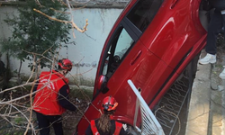 Balıkesir’de Korkutan Kaza: Kontrolden Çıkan Araç Bahçeye Uçtu!