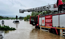 Balıkesir'de Korkutan Taşkın! Kepsut'ta Dere Suları Aracı Yuttu: Mahsur Kalan Vatandaş Son Anda Kurtarıldı