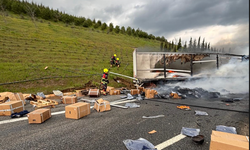 Balıkesir Otoyolunda Korkunç Kaza! Tekstil Yüklü TIR Karşı Alev Alev Yandı! Trafik Kilitlendi