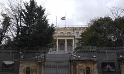 İran Lideri Ayetullah Hamaney’in Ölümü Sonrası İstanbul Başkonsolosluğu’nda Bayraklar Yarıya İndirildi