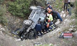 Bilecik’te Cip Kanala Devrildi: 2 Yaralı! İtfaiye Erinin Türk Bayrağı Hassasiyeti Duygulandırdı