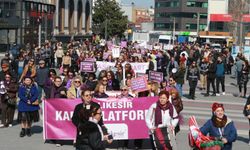 Balıkesir’de Kadınlar Sokakta: "Yas Tutmuyoruz, İsyandayız!"