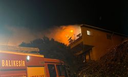 Erdek Tatlısu’da Korkutan Yangın! Binanın Çatısı Alevlere Teslim Oldu!