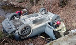 Edremit’te Film Sahnesi Gibi Kaza! Fren Yerine Gaza Basınca Köprüden Dereye Uçtu: 5 Yaralı!