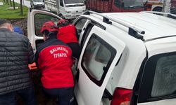 Balıkesir'de Feci Kaza! Hayvan Pazarı Kavşağında Can Pazarı: Sürücü Araçta Sıkıştı!