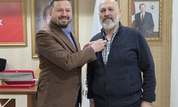 AK PARTİ'DE SİYASETE BAŞLADI, DÖNDÜ DOLAŞTI, YENİDEN AK PARTİ ROZETİ TAKTI