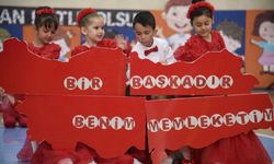 Dursunbey’de 23 Nisan Kutlamaları Kapalı Spor Salonu’nda Yapıldı