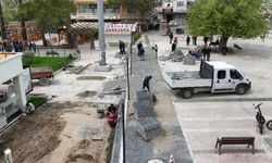 Altınoluk Cumhuriyet Meydanı'nda bakım ve düzenleme çalışmaları Devam Ediyor
