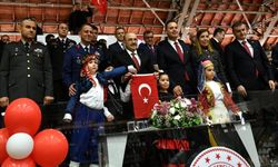 BALIKESİR'DE 23 NİSAN KUTLAMALARI... ÖĞRENCİLER VE VELİLER SAHNEDE