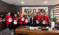 Manyas'ın Şampiyonları Yurda Döndü! Başkan Ahmet Duru Makamında Ağırladı: "Sizinle Gurur Duyuyoruz"