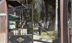 Dursunbey’de Bayram Hazırlığı: İlçe Mezarlığında Temizlik Mesaisi Başladı