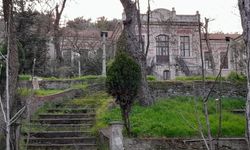 Balıkesir'in bir tarihi değeri daha çürüyor!