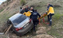 Suşehri’nde Otomobil Şarampole Devrildi: 3 Yaralı