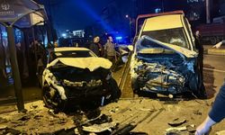 Gebze’de Ortalık Savaş Alanına Döndü: 5 Araç Birbirine Girdi, Otomobil Markete Daldı