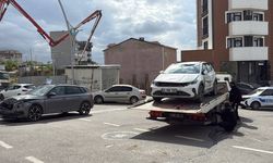 Kocaeli Çayırova’da 2 SUV Çarpıştı: Elektrik Direğine Çarparak Devrildi