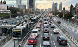 İstanbul Teslim Oldu! Trafik Yüzde 81’e Ulaştı: Metrobüs ve Metro Duraklarında İzdiham!