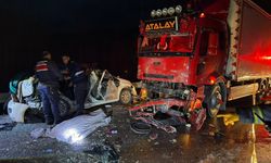 Antalya-Isparta Yolunda Can Pazarı: Otomobil Kamyonla Çarpıştı!